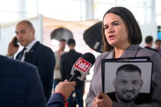 La cheffe de l'opposition bélarusse Svetlana Tikhanovskaïa tient le portrait de son mari Sergueï Tikhanovski (archives). KEYSTONE/EPA PAP/JAKUB KACZMARCZYK